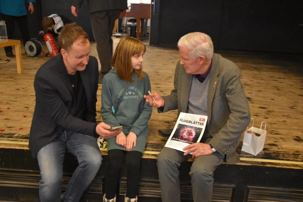 Unsere Schülerzeitungsredakteurin Veronika (Mitte) im Gespräch mit Prof. Keele (r.) und Herrn Schönberg (l.)